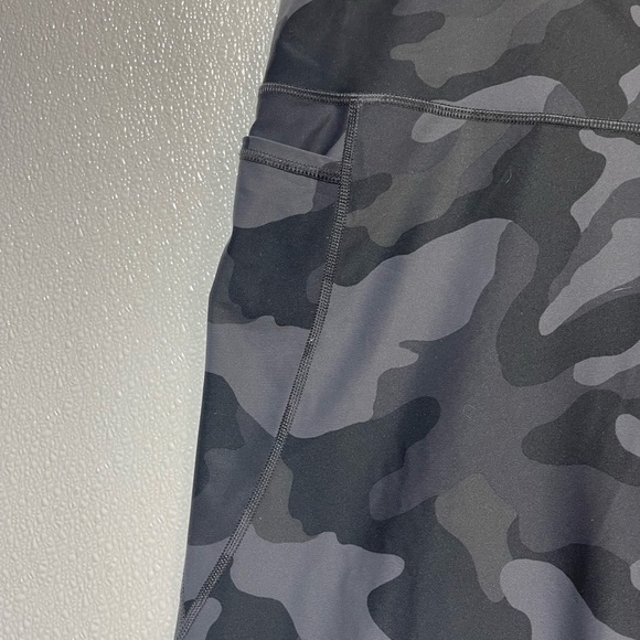 Old Navy Black and Gray Camouflage Leggings - Picture 4 of 6